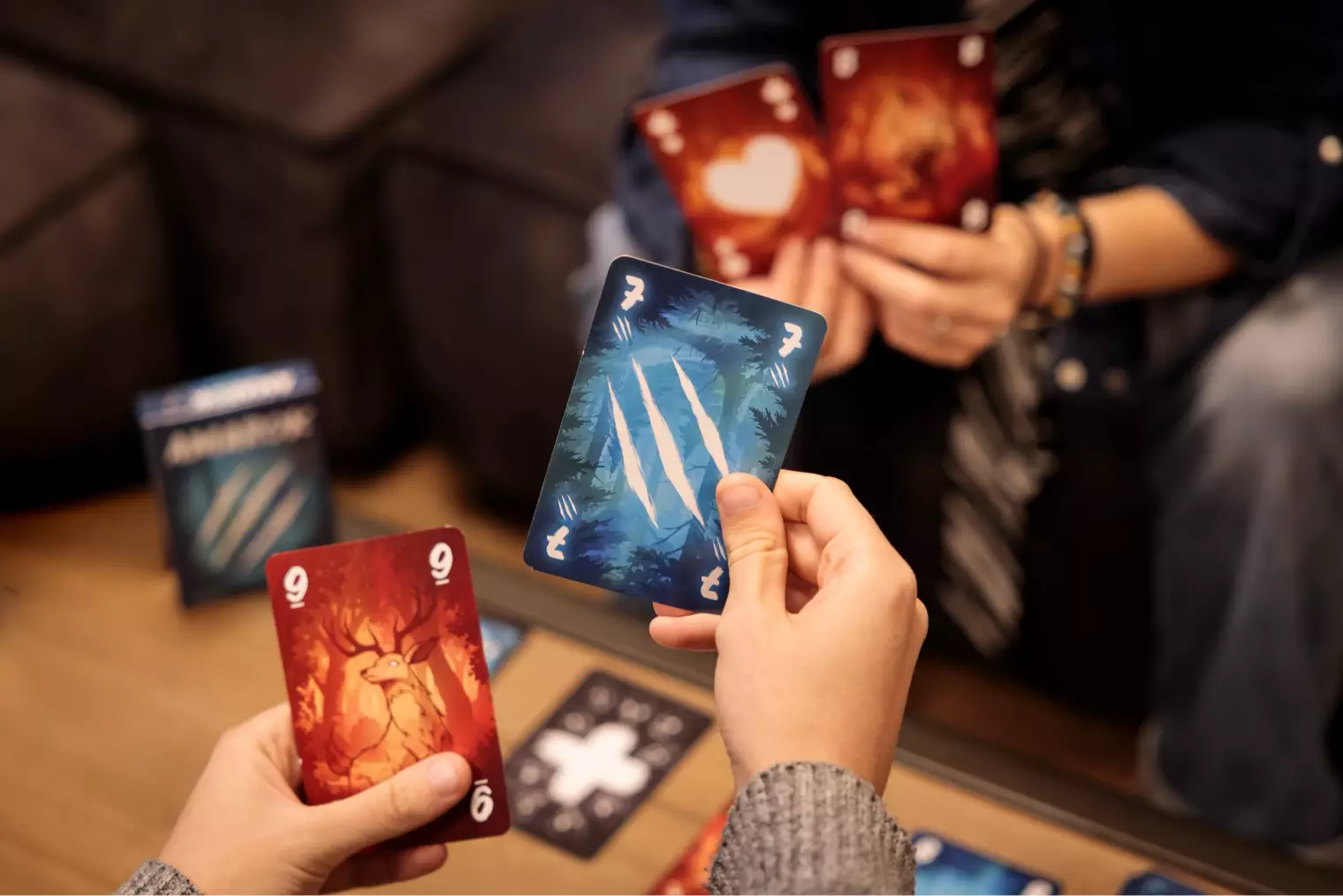 Cartes en main avec le cerf et le coup de griffe