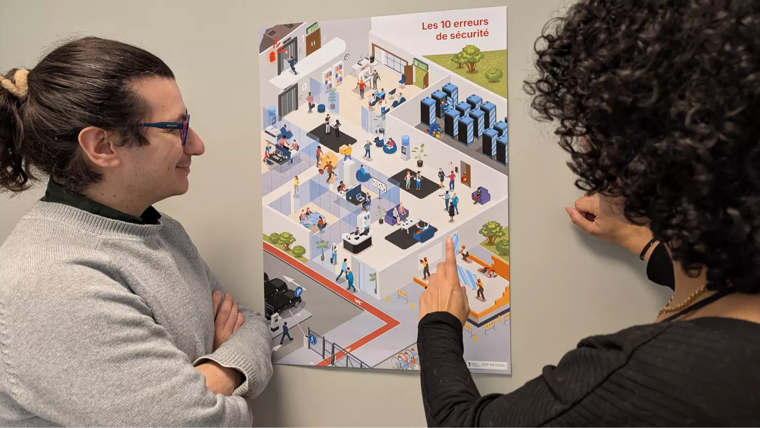 Paul et Camille devant le Poster sécurité