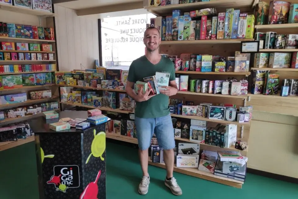 Photo devanture commerce L'Angle du Jeu, boutique ludique, France