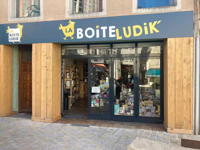 Photo devanture commerce La Boîte LudiK, boutique ludique, France