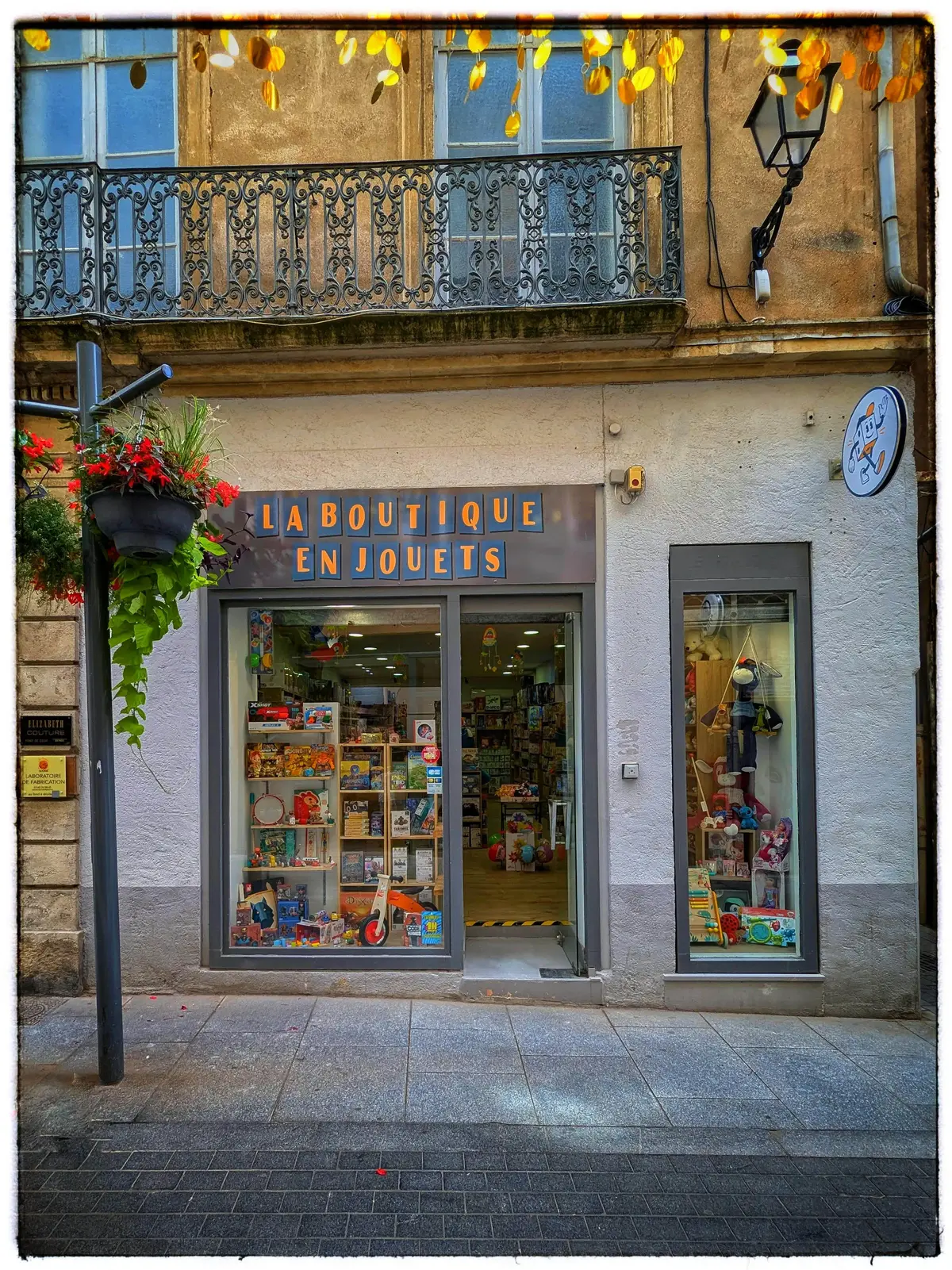 Photo devanture commerce La Boutique en Jouets, boutique ludique, France