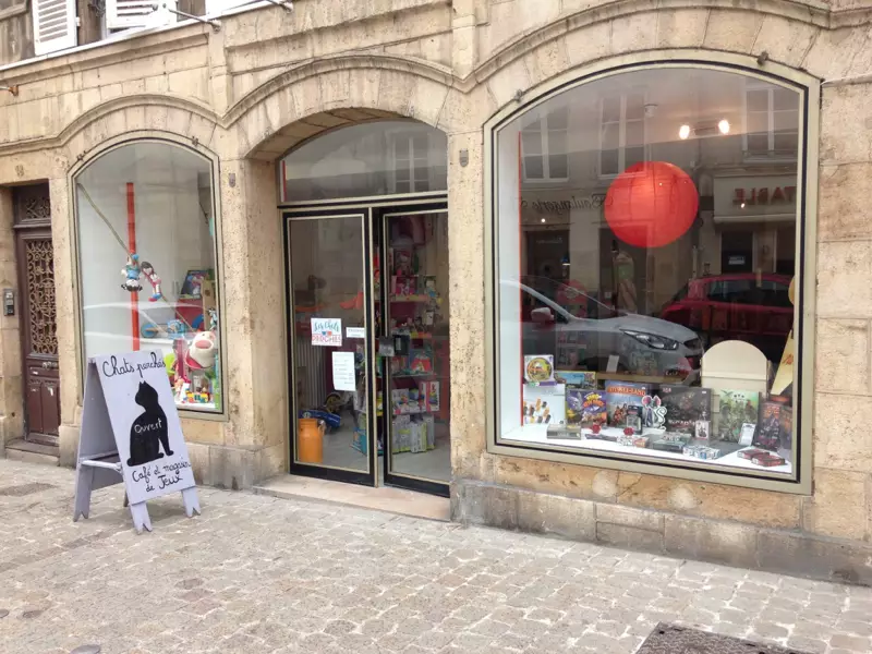 Photo devanture boutique Les Chats Perchés, boutique de jeux de société, France