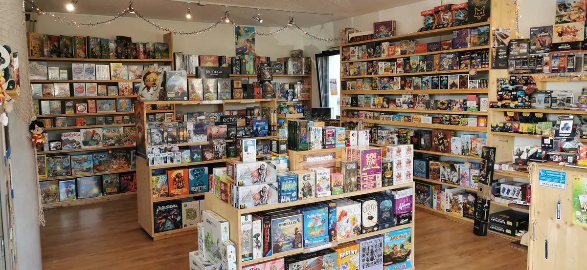 Photo devanture commerce Contrebande de Jeux, game store, France