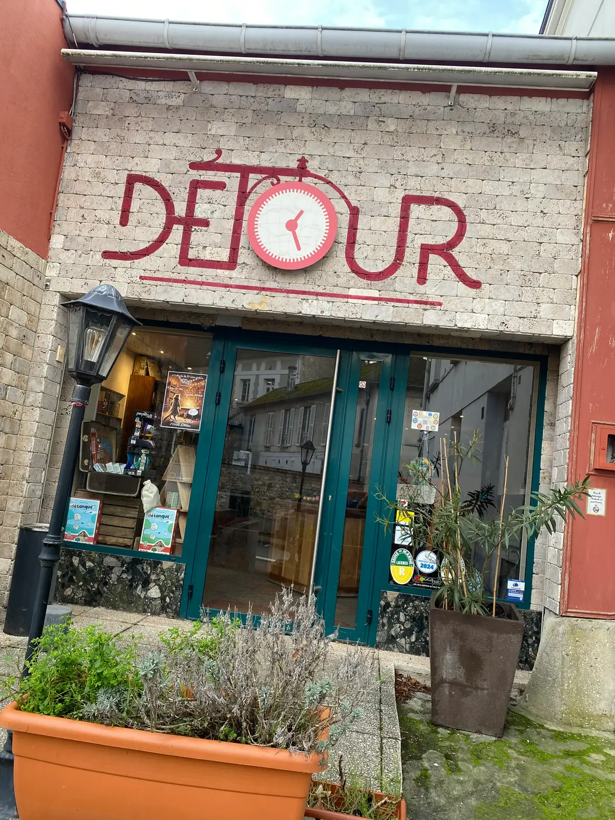Photo devanture commerce DéTour, boutique ludique + bar à jeux, France