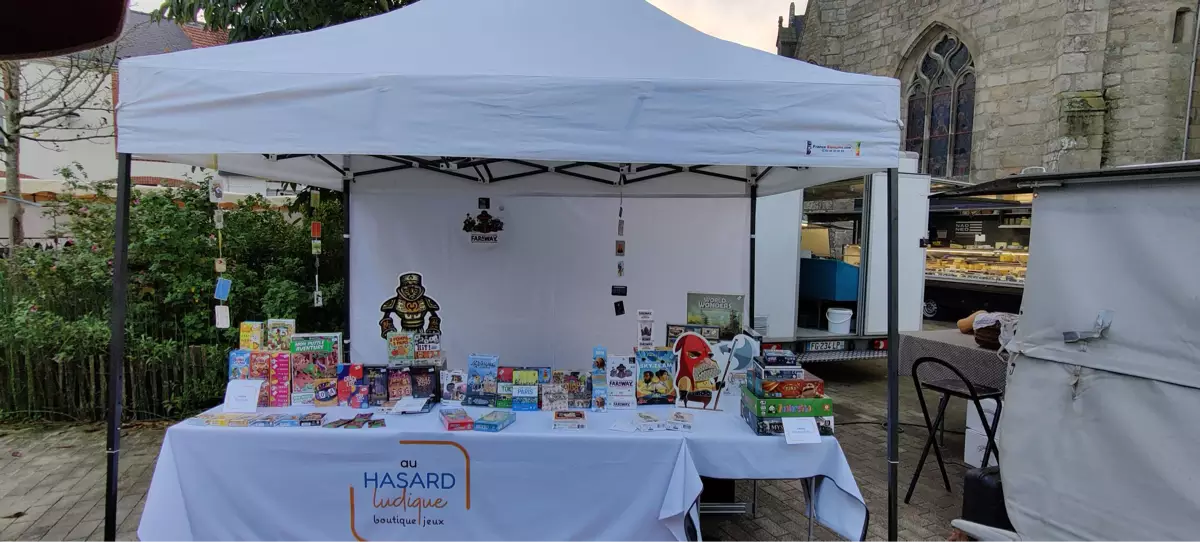 Photo devanture commerce Au Hasard Ludique, game store, France