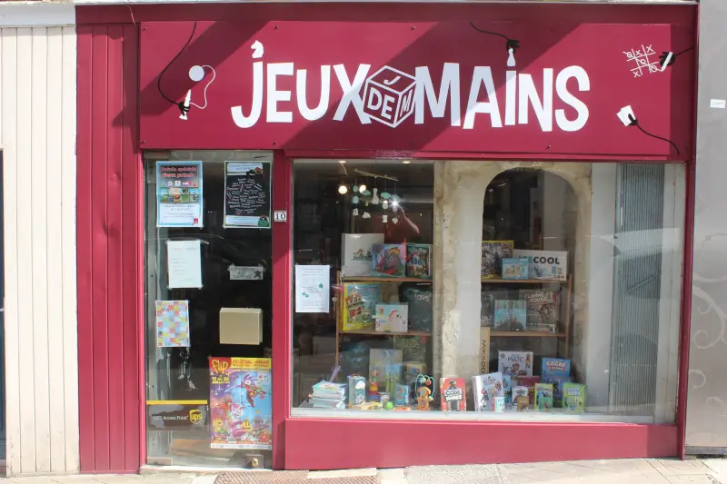 Photo devanture commerce Jeux De Mains, boutique ludique, France