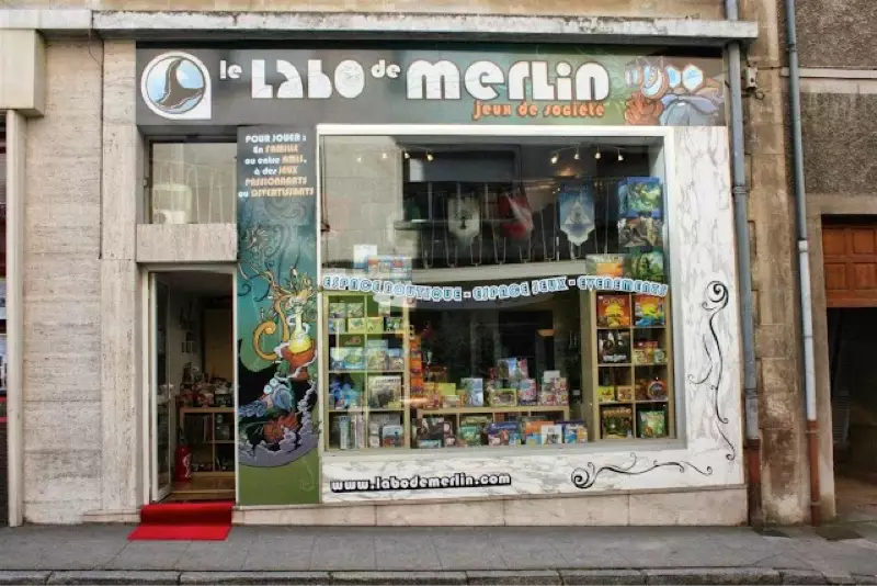 Photo devanture boutique Le labo de Merlin, boutique de jeux de société, France