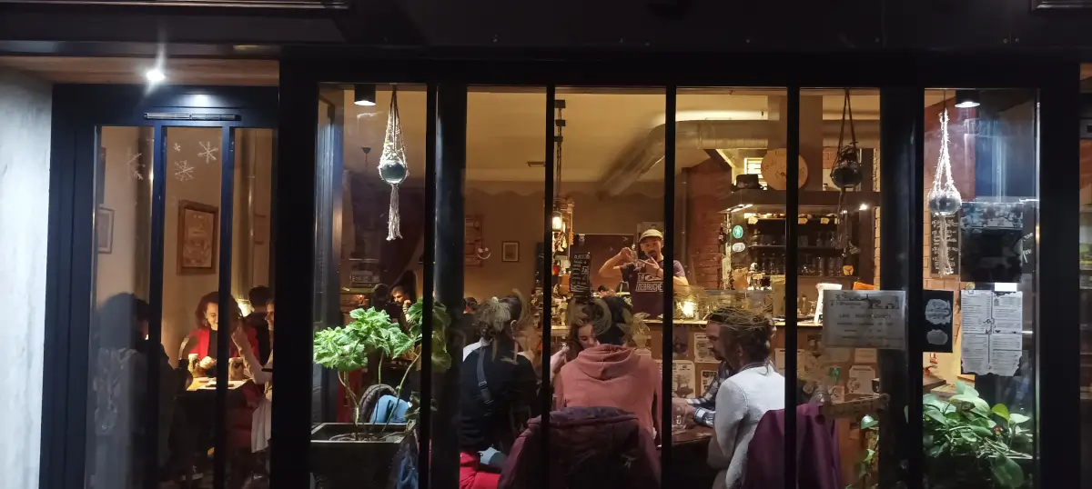 Photo devanture commerce L'Engrenage, bar à jeux, France