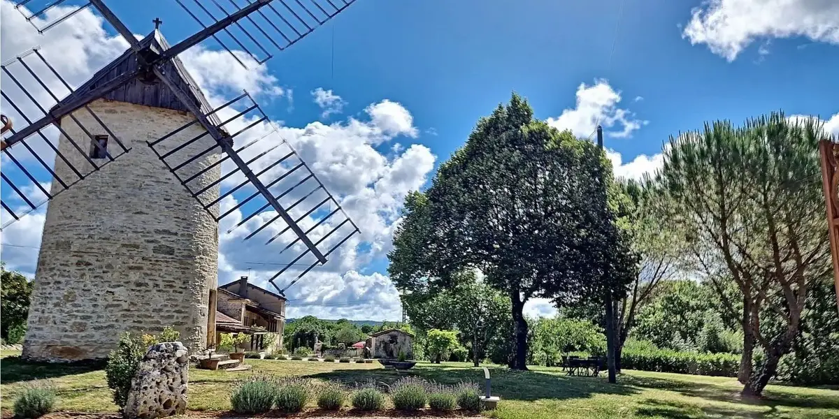 Photo devanture commerce Les Curies, gîte ludique, France