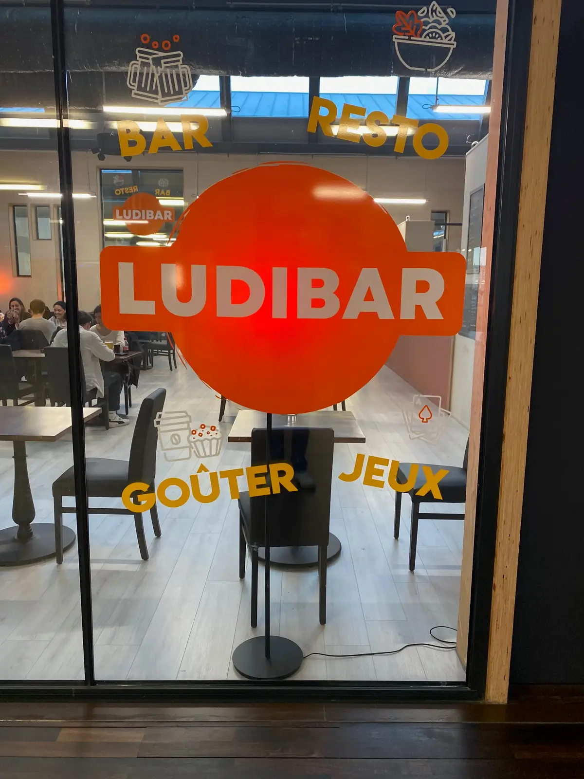 Photo devanture commerce Ludibar, bar à jeux, France