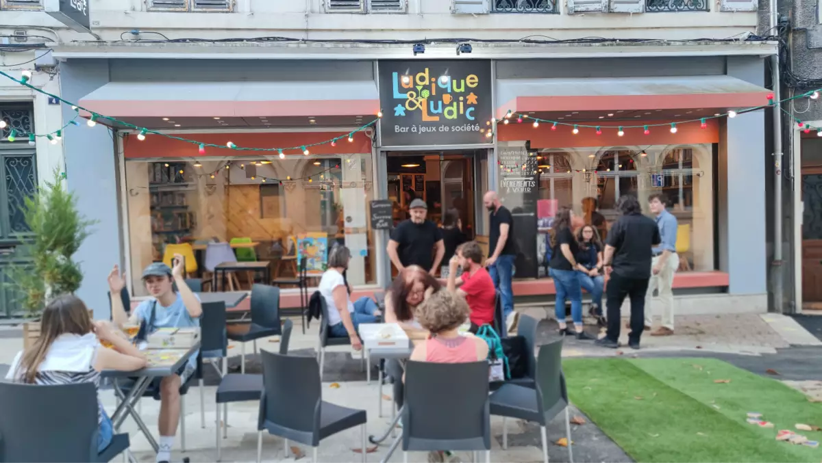 Photo devanture commerce Ludique and Ludic, bar à jeux, France