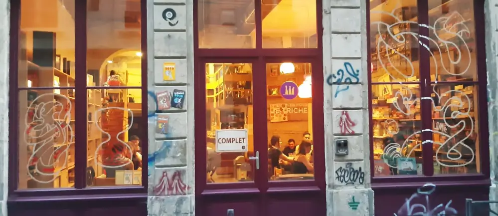 Photo devanture commerce Moi j'm'en fous, je triche, bar à jeux, France