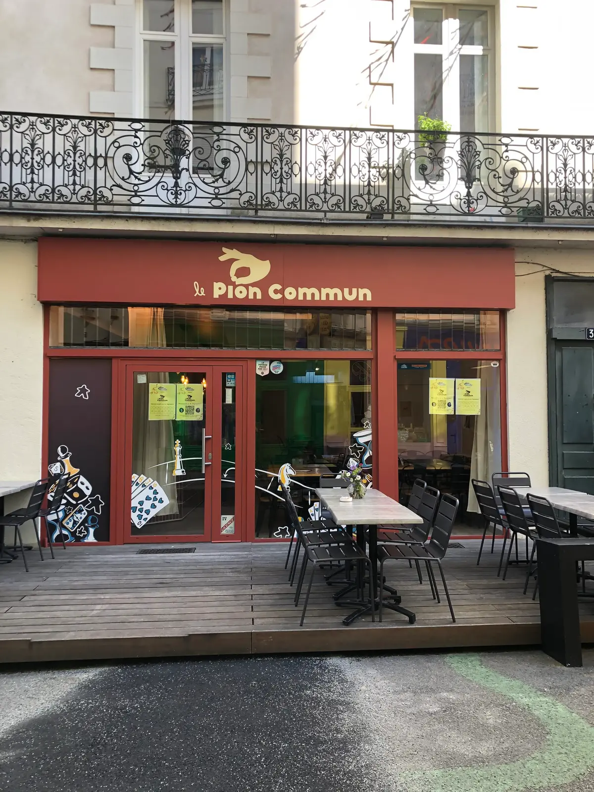 Photo devanture commerce Le Pion Commun, bar à jeux, France