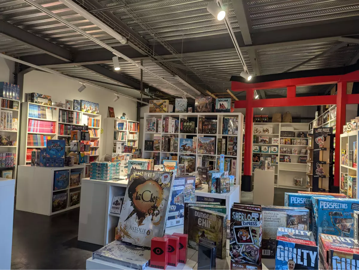 Photo devanture commerce Plume et pion, boutique ludique, France