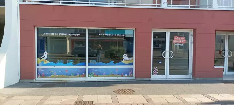 Photo devanture commerce Pot de colle et chewing-gum, boutique ludique, France