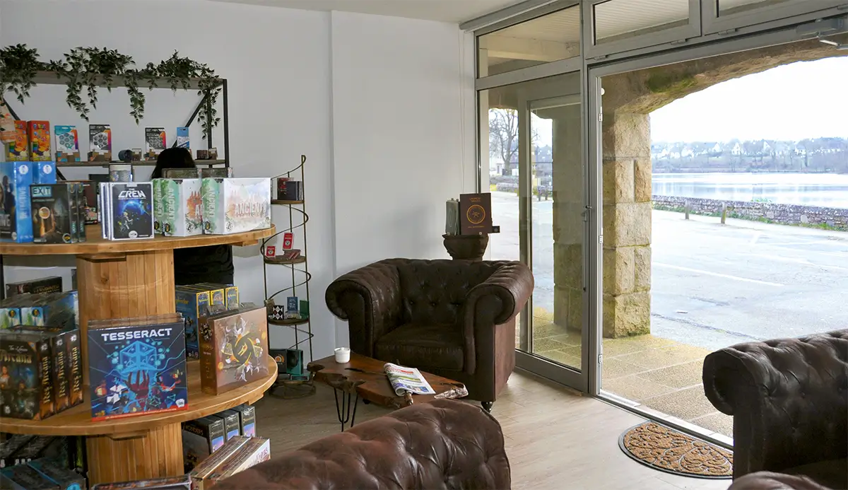 Photo devanture commerce Procrastin et Fabuleux, game store + board game cafe, France