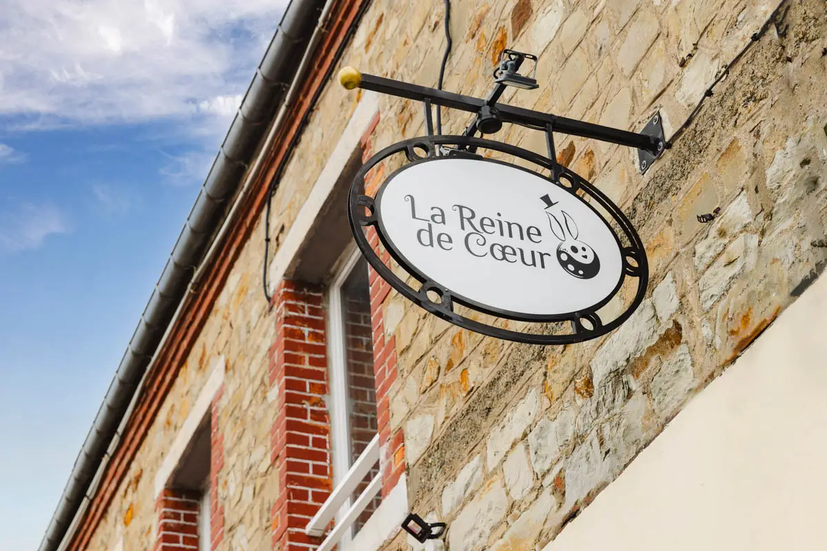 Photo devanture commerce La Reine de Cœur, bar à jeux, France