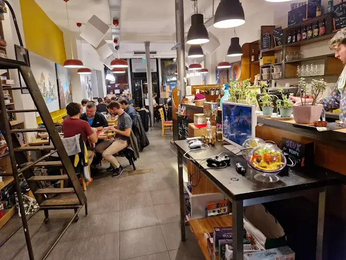 Photo devanture commerce La Revanche, board game cafe, France