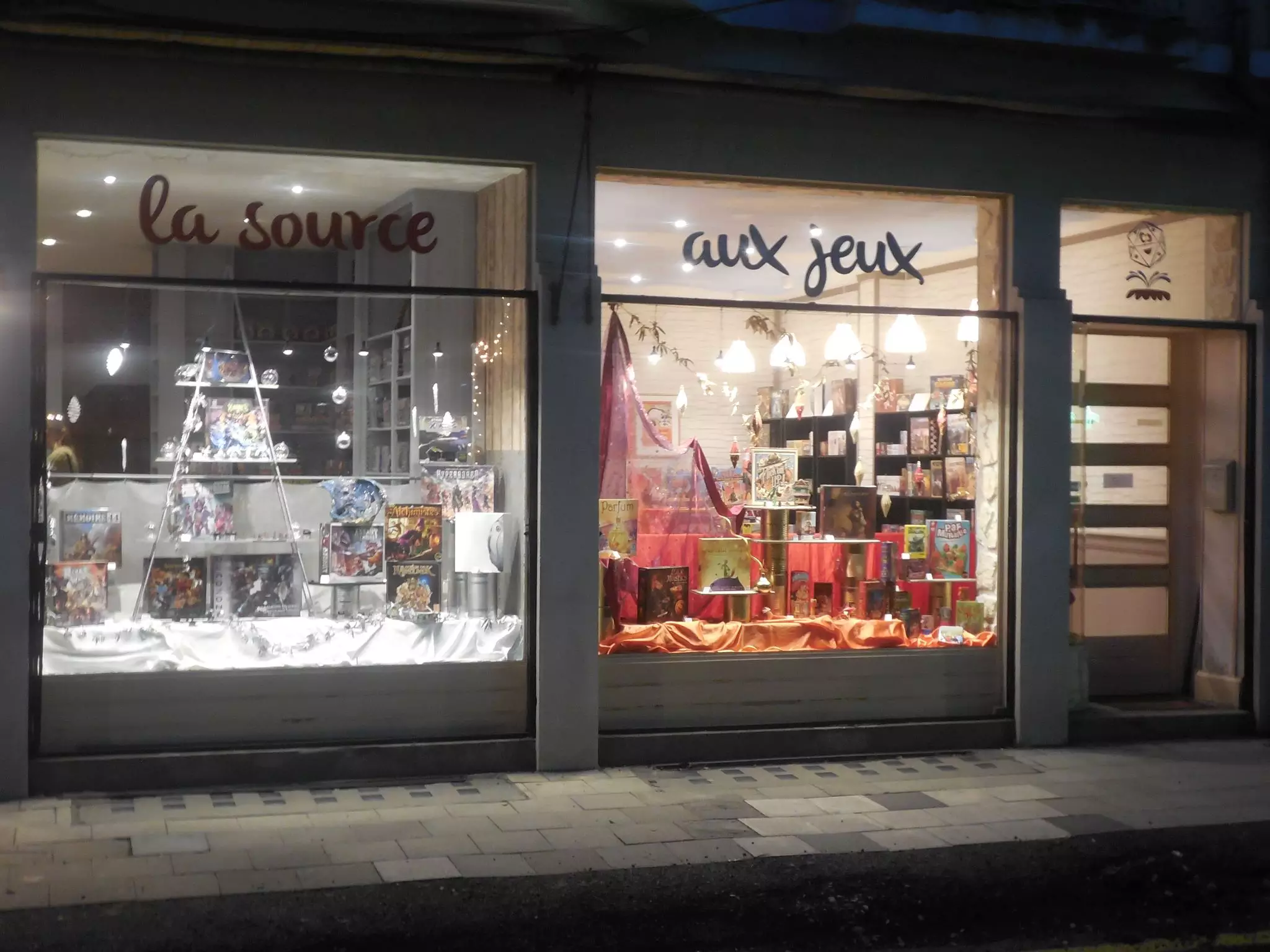 Photo devanture commerce La Source aux Jeux, boutique ludique, France