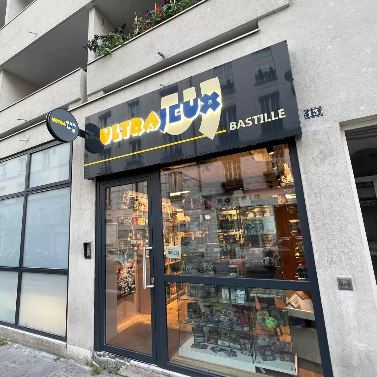 Photo devanture commerce UltraJeux Bastille, boutique ludique, France