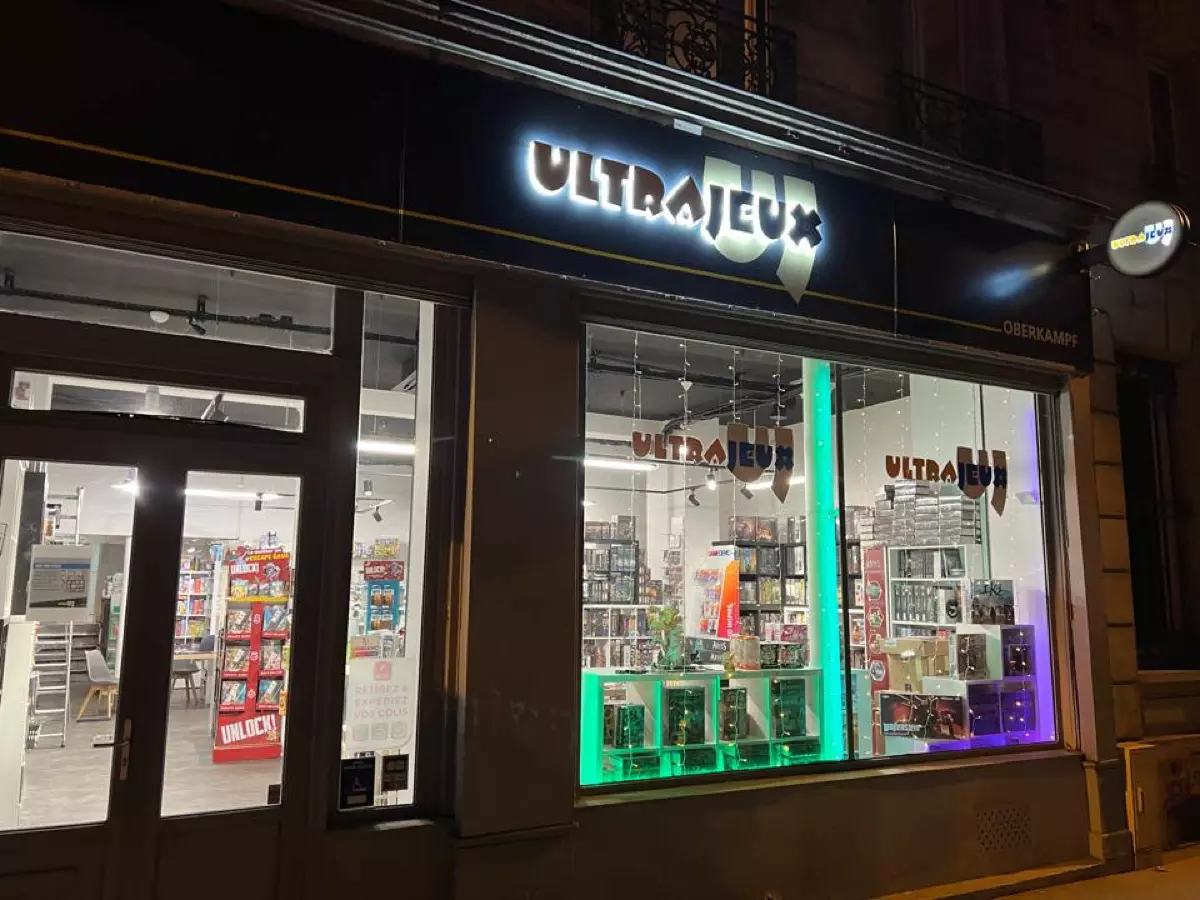 Photo devanture boutique UltraJeux Oberkampf, boutique de jeux de société, France