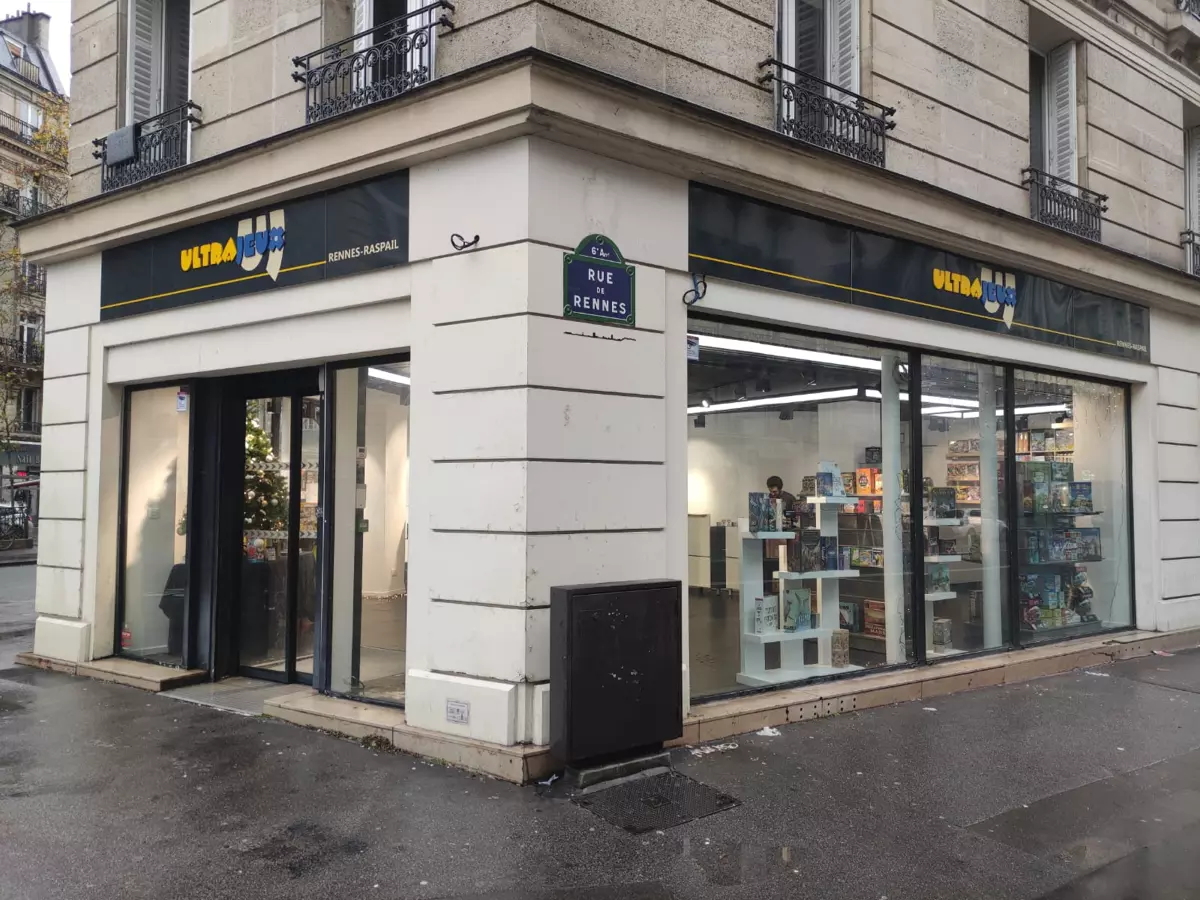 Photo devanture boutique UltraJeux Rennes-Raspail, boutique de jeux de société, France