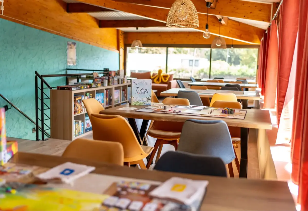 Photo devanture commerce Voyage Ludique, game store + board game cafe, France